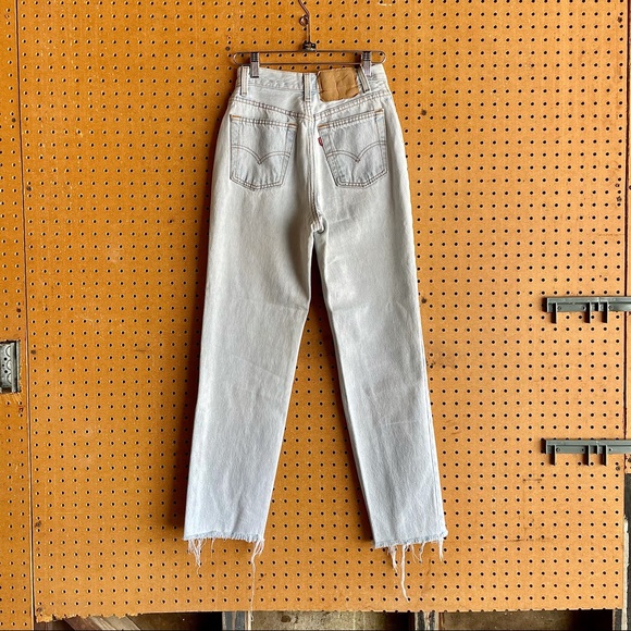 VINTAGE HIGH WAISTED LEVI’S DENIM JEANS - Picture 2 of 4